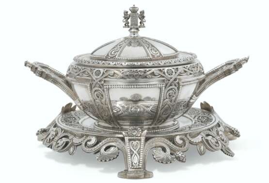 A SILVER SOUP TUREEN, COVER, AND STAND FROM THE YUSUPOV SCANDINAVIAN SERVICE - photo 2