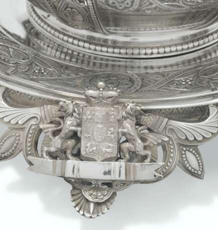 A SILVER SOUP TUREEN, COVER, AND STAND FROM THE YUSUPOV SCANDINAVIAN SERVICE - Foto 3