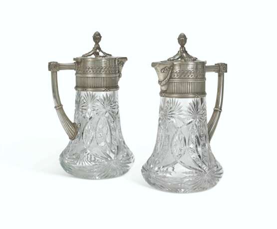 Fabergé. A PAIR OF PARCEL-GILT SILVER-MOUNTED CUT-GLASS DECANTERS - photo 2