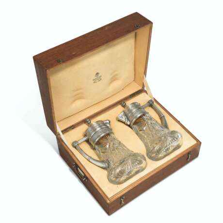 Fabergé. A PAIR OF PARCEL-GILT SILVER-MOUNTED CUT-GLASS DECANTERS - фото 3