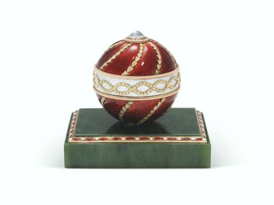 Fabergé. A GEM-SET, GUILLOCH&#201; ENAMEL AND TWO-COLOUR GOLD-MOUNTED NEPHRITE BELL-PUSH - Foto 1