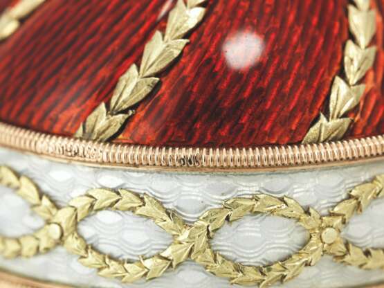 Fabergé. A GEM-SET, GUILLOCH&#201; ENAMEL AND TWO-COLOUR GOLD-MOUNTED NEPHRITE BELL-PUSH - Foto 4