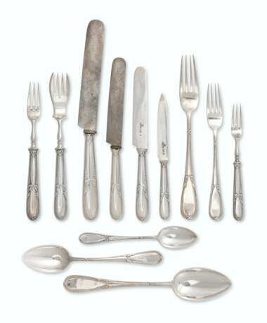 A VERY LARGE SILVER FLATWARE SERVICE - photo 3