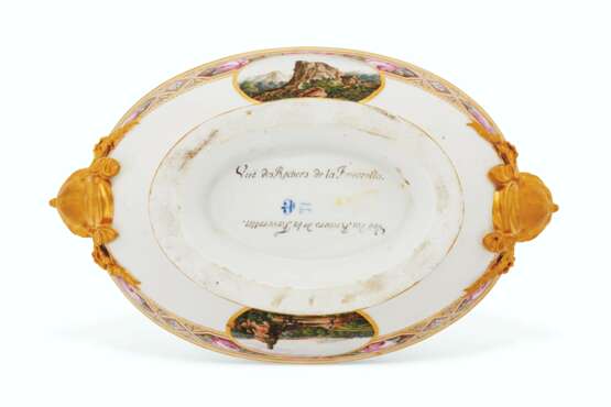 Imperial Porcelain Factory. A PAIR OF PORCELAIN MONTEITHS FROM THE DOWRY SERVICE OF GRAND DUCHESS MARIA PAVLOVNA - photo 4
