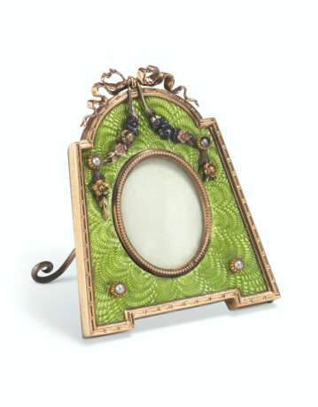 Fabergé. A JEWELLED, GUILLOCH&#201; ENAMEL AND FOUR-COLOUR GOLD-MOUNTED MINIATURE PHOTOGRAPH FRAME - photo 1
