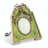 Fabergé. A JEWELLED, GUILLOCH&#201; ENAMEL AND FOUR-COLOUR GOLD-MOUNTED MINIATURE PHOTOGRAPH FRAME - Foto 1