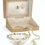 Fabergé. A JEWELLED SILVER-GILT MOUNTED GLASS KOVSH - Foto 1