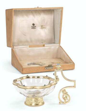 Fabergé. A JEWELLED SILVER-GILT MOUNTED GLASS KOVSH - photo 1
