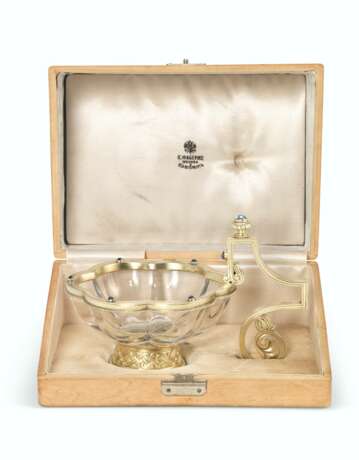 Fabergé. A JEWELLED SILVER-GILT MOUNTED GLASS KOVSH - фото 2