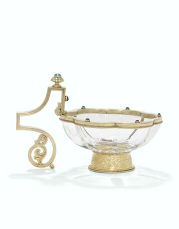 Fabergé. A JEWELLED SILVER-GILT MOUNTED GLASS KOVSH - photo 3