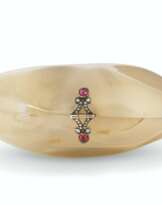 AN UNUSUAL JEWELLED AND GOLD-MOUNTED AGATE BOX