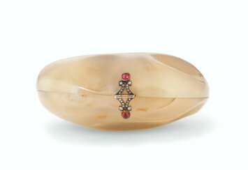 AN UNUSUAL JEWELLED AND GOLD-MOUNTED AGATE BOX