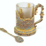 A SILVER-GILT AND CLOISONN&#201; ENAMEL TEA-GLASS HOLDER AND SPOON - Foto 2