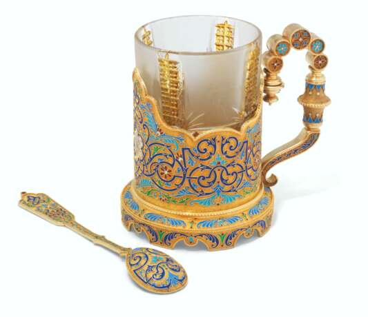 A SILVER-GILT AND CLOISONN&#201; ENAMEL TEA-GLASS HOLDER AND SPOON - фото 2