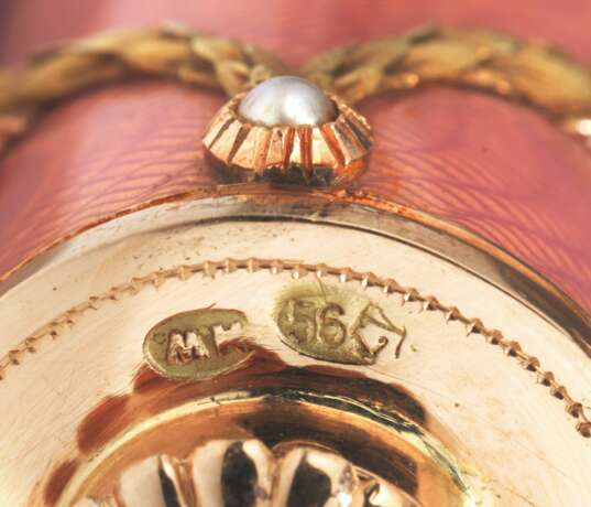 Fabergé. A JEWELLED, GUILLOCH&#201; ENAMEL AND TWO-COLOUR GOLD SCENT BOTTLE - photo 3