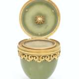 Fabergé. A LARGE ENAMEL AND GOLD-MOUNTED BOWENITE EGG LOCKET PENDANT - photo 3