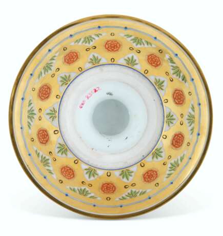 Imperial Porcelain Factory. A GROUP OF PORCELAIN TABLEWARE FROM THE KREMLIN SERVICE - photo 2