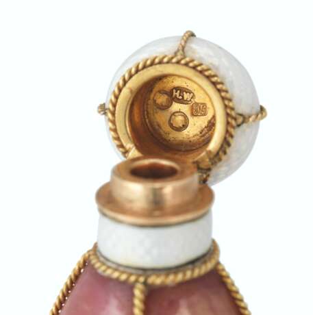 Fabergé. A JEWELLED, GUILLOCH&#201; ENAMEL AND GOLD-MOUNTED RHODONITE SCENT BOTTLE - photo 3