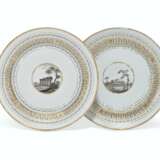 Imperial Porcelain Factory. TWO PORCELAIN DINNER PLATES FROM THE SERVICE OF GRAND DUKE PAUL PETROVICH - Foto 1