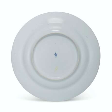 Imperial Porcelain Factory. TWO PORCELAIN DINNER PLATES FROM THE SERVICE OF GRAND DUKE PAUL PETROVICH - photo 2