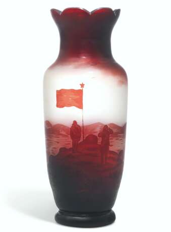 A CAMEO GLASS VASE - photo 1