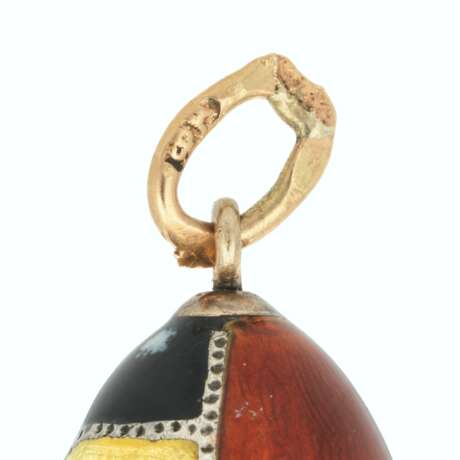 Fabergé. A GUILLOCH&#201; AND CHAMPLEV&#201; ENAMEL GOLD-MOUNTED EGG PENDANT - photo 3