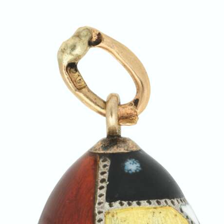 Fabergé. A GUILLOCH&#201; AND CHAMPLEV&#201; ENAMEL GOLD-MOUNTED EGG PENDANT - photo 4