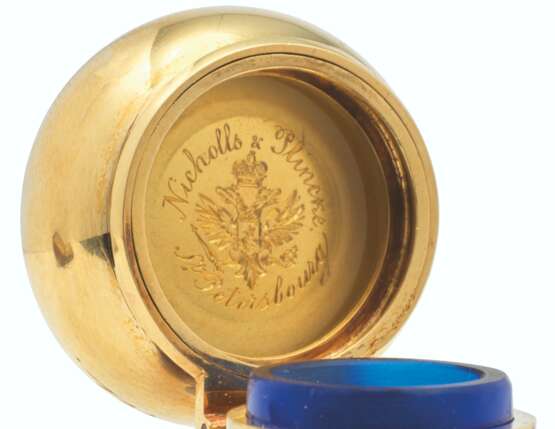 A GOLD-MOUNTED COBALT BLUE GLASS SCENT BOTTLE - photo 2