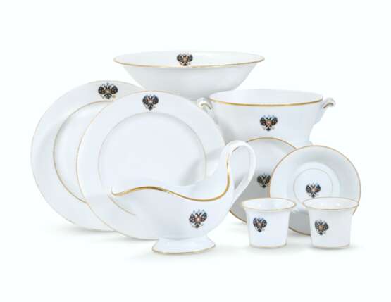 Imperial Porcelain Factory. A GROUP OF PORCELAIN TABLEWARE FROM THE ALEXANDER III CORONATION SERVICE - Foto 1
