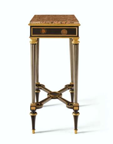 A PAIR OF LOUIS XVI ORMOLU-MOUNTED, PEWTER AND LACQUERED TOLE-INLAID EBONY AND EBONIZED TABLES DE CAFE - Foto 2