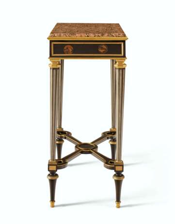 A PAIR OF LOUIS XVI ORMOLU-MOUNTED, PEWTER AND LACQUERED TOLE-INLAID EBONY AND EBONIZED TABLES DE CAFE - Foto 3