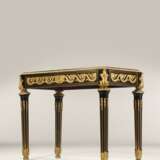 A LATE LOUIS XV ORMOLU-MOUNTED EBONY CENTER TABLE - Foto 3