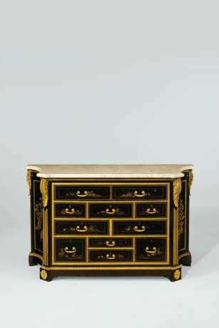 A LATE LOUIS XV ORMOLU-MOUNTED EBONY AND JAPANESE LACQUER COMMODE - Foto 1