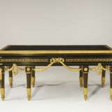 A LARGE FRENCH ORMOLU-MOUNTED AND BRASS-INLAID EBONIZED LIBRARY TABLE - Foto 1