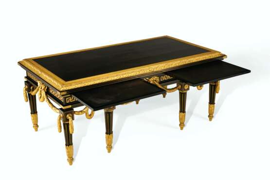 A LARGE FRENCH ORMOLU-MOUNTED AND BRASS-INLAID EBONIZED LIBRARY TABLE - Foto 3