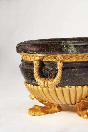 A LOUIS XIV ORMOLU-MOUNTED LEVANTO ROSSO MARBLE CISTERN - Foto 3