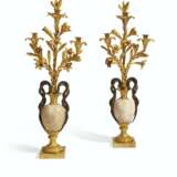 A PAIR OF RESTAURATION ORMOLU, PATINATED BRONZE AND ALABASTRO BIANCO THREE-BRANCH CANDELABRA - Foto 1