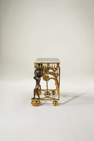 A PAIR OF NEOCLASSICAL STYLE ORMOLU AND PATINATED BRONZE CONSOLE TABLES - Foto 3