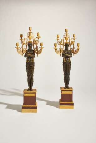 A PAIR OF CONSULAT ORMOLU, PATINATED BRONZE AND ROUGE GRIOTTE MARBLE FIVE-LIGHT CANDELABRA - Foto 1