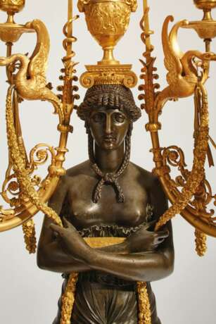 A PAIR OF CONSULAT ORMOLU, PATINATED BRONZE AND ROUGE GRIOTTE MARBLE FIVE-LIGHT CANDELABRA - Foto 2
