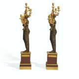 A PAIR OF CONSULAT ORMOLU, PATINATED BRONZE AND ROUGE GRIOTTE MARBLE FIVE-LIGHT CANDELABRA - Foto 3