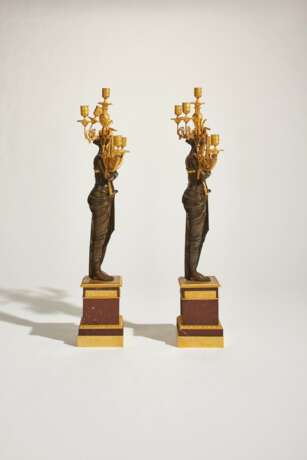 A PAIR OF CONSULAT ORMOLU, PATINATED BRONZE AND ROUGE GRIOTTE MARBLE FIVE-LIGHT CANDELABRA - Foto 4