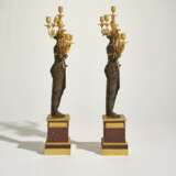 A PAIR OF CONSULAT ORMOLU, PATINATED BRONZE AND ROUGE GRIOTTE MARBLE FIVE-LIGHT CANDELABRA - Foto 4