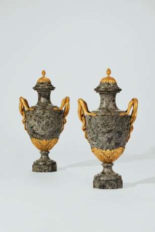 A PAIR OF NORTH EUROPEAN ORMOLU-MOUNTED GRAY GRANITE TWO-HANDLED VASES - Foto 1