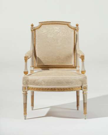 A SET OF SIX LOUIS XVI GRAY-PAINTED AND PARCEL-GILT FAUTEUILS - фото 2