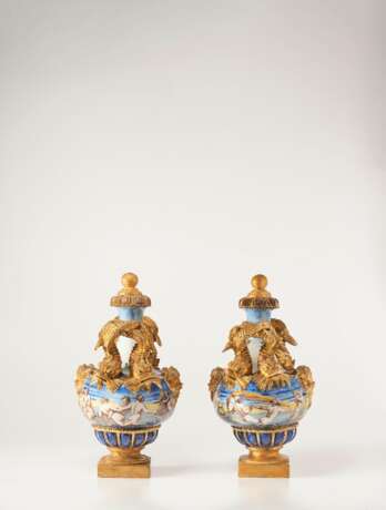 A PAIR OF ITALIAN MAIOLICA PARCEL-GILT ISTORIATO VASES AND COVERS - фото 3