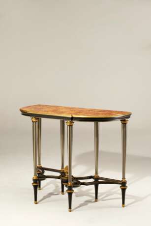 A LOUIS XVI STYLE ORMOLU-MOUNTED AND PEWTER-INLAID EBONY CONSOLE TABLE - Foto 2