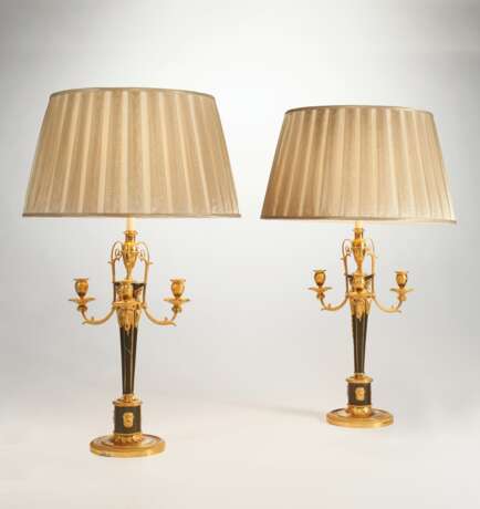 A PAIR OF AUSTRIAN ORMOLU AND PATINATED BRONZE FOUR-BRANCH CANDELABRA, MOUNTED AS LAMPS - Foto 1