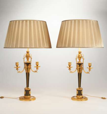 A PAIR OF AUSTRIAN ORMOLU AND PATINATED BRONZE FOUR-BRANCH CANDELABRA, MOUNTED AS LAMPS - Foto 2