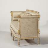 A LOUIS XVI WHITE-PAINTED AND PARCEL-GILT CANAPE - Foto 4